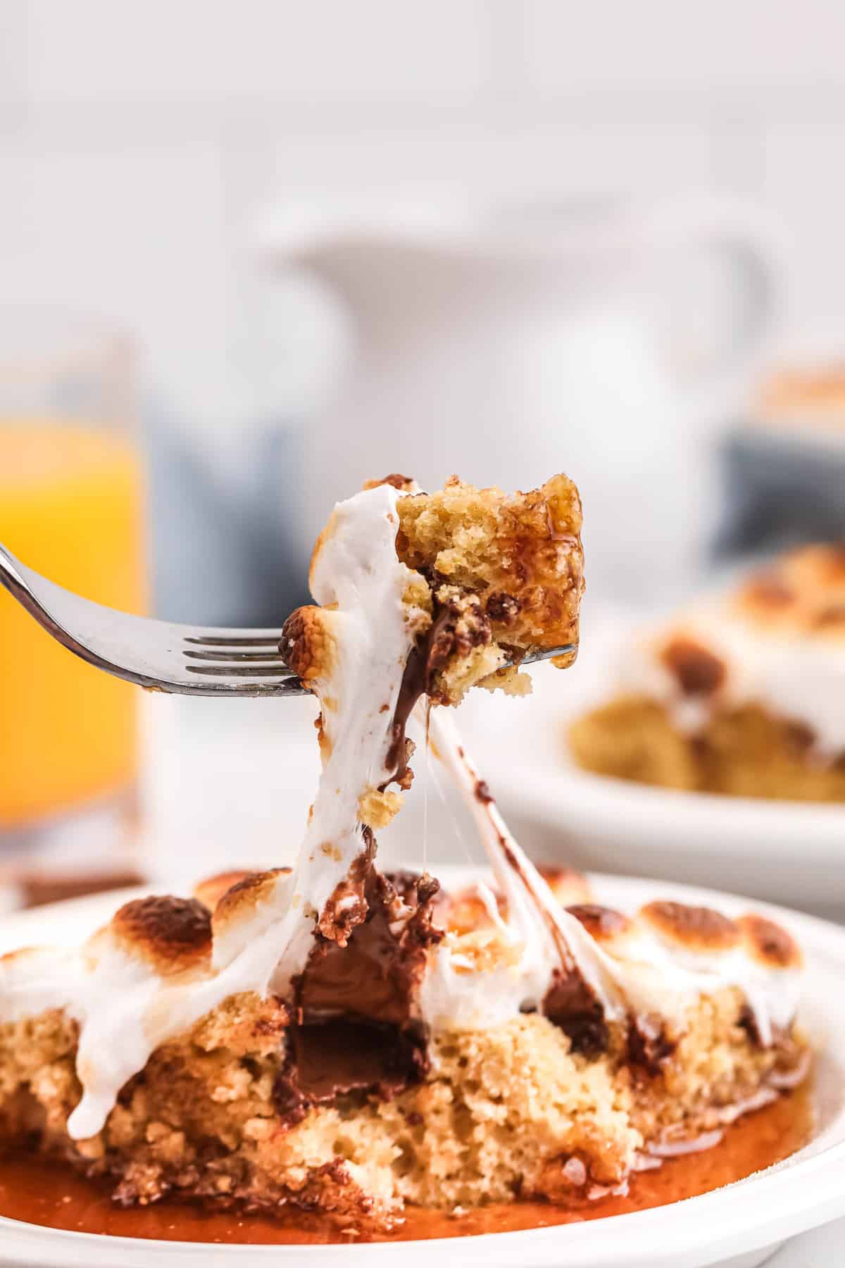 Un fil de guimauve reliant des pancakes sur une fourchette et des pancakes sur une assiette.