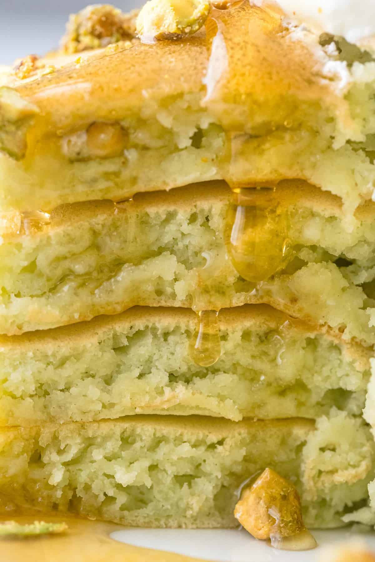 Vue très rapprochée de pancakes coupés avec du sirop.