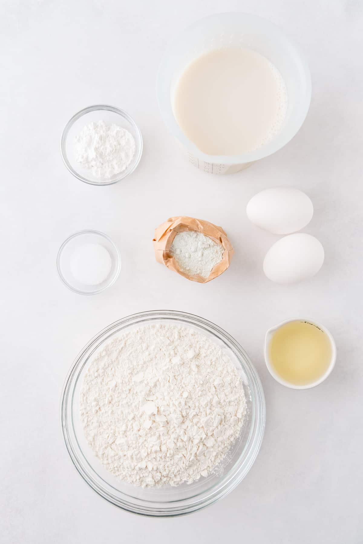 Vue aérienne des ingrédients nécessaires pour faire des pancakes à la pistache.