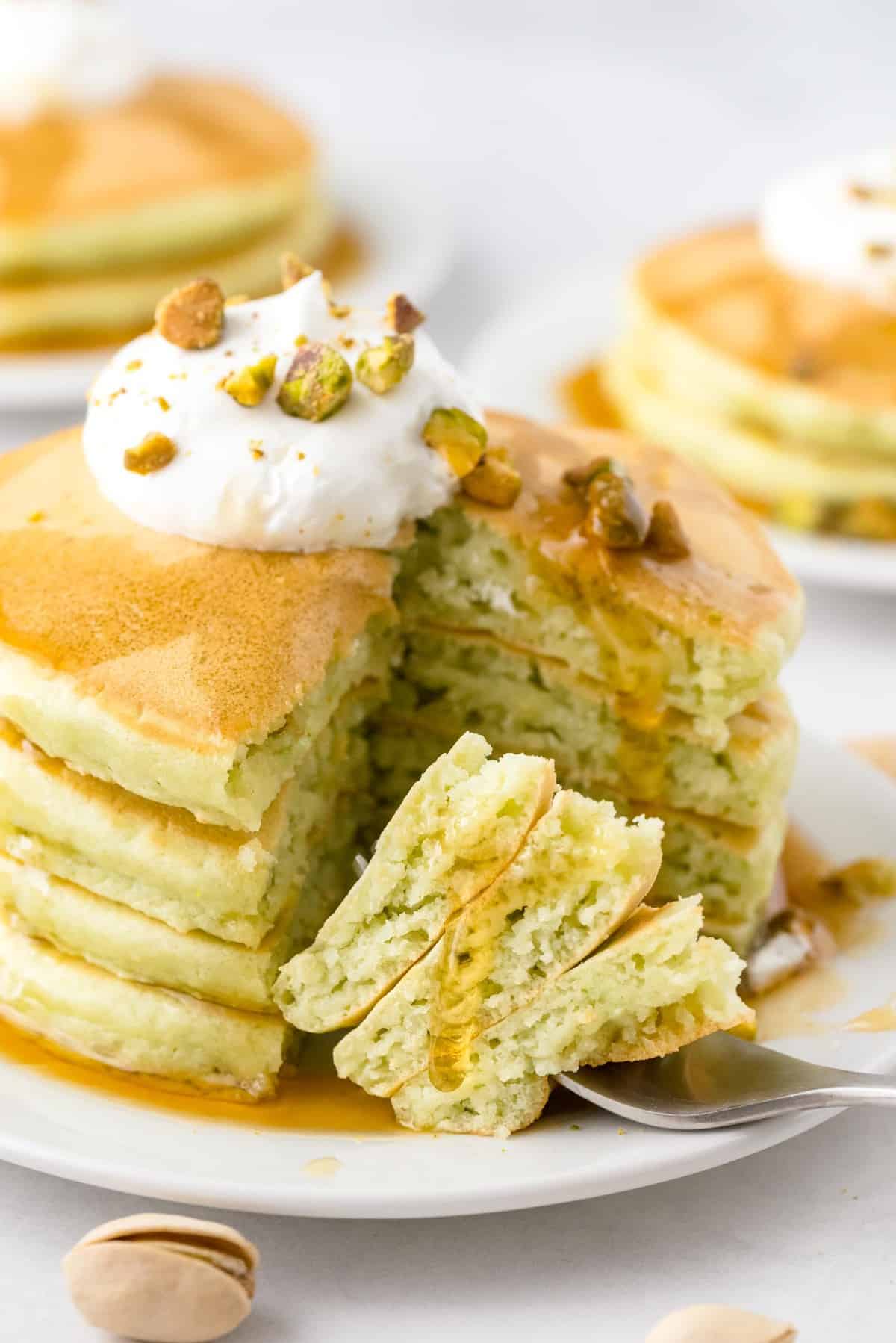 Pile de pancakes à la pistache, coupée pour voir la texture.
