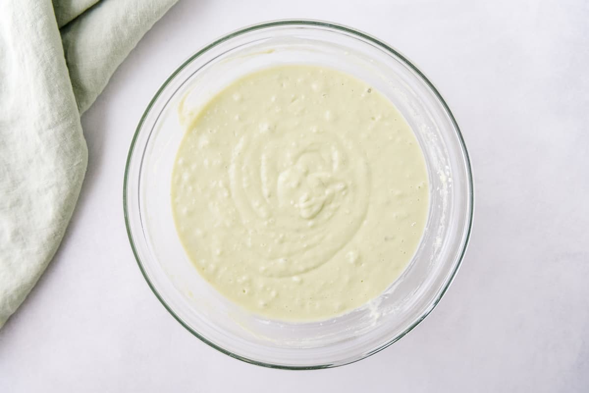 Pâte à pancake vert clair.