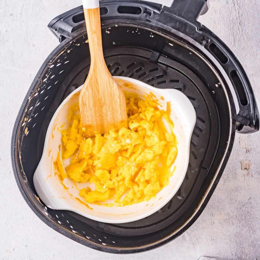 Oeufs brouillés à la friteuse à air