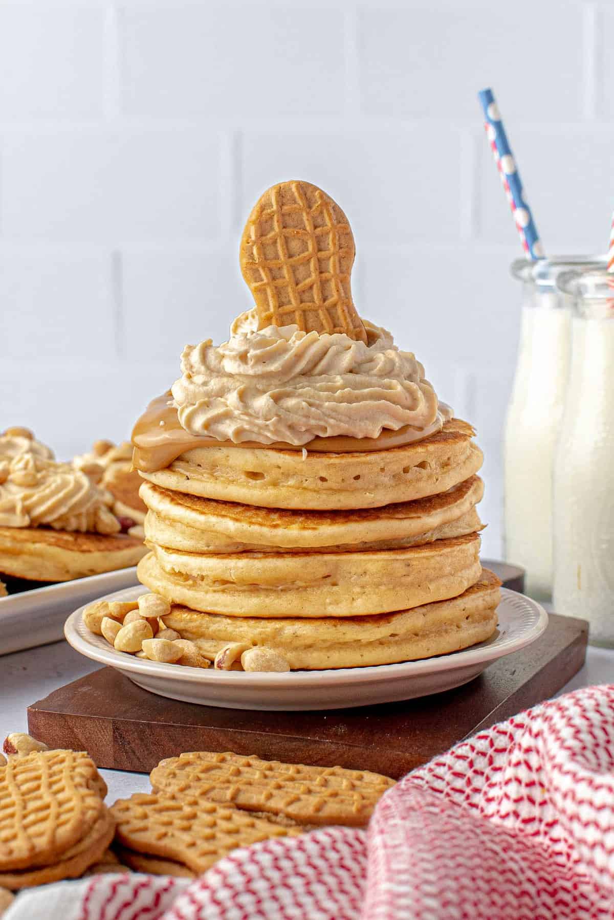 Pancakes garnis d'un biscuit Nutter Butter.