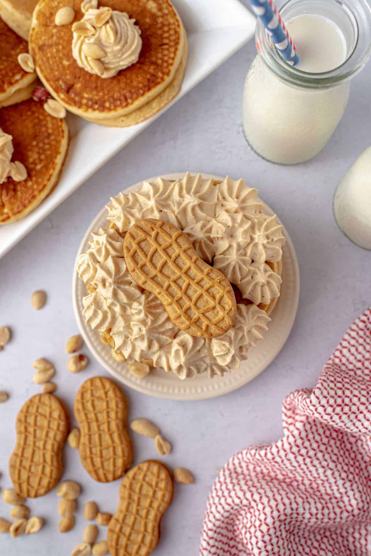 Vue aérienne de pancakes Nutter Butter avec crème fouettée au beurre d'arachide.