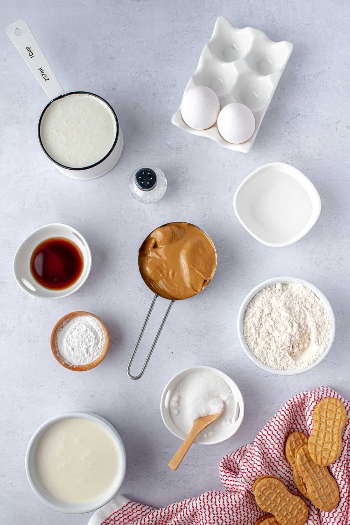 Ingrédients nécessaires pour la recette incluant du beurre d'arachide.