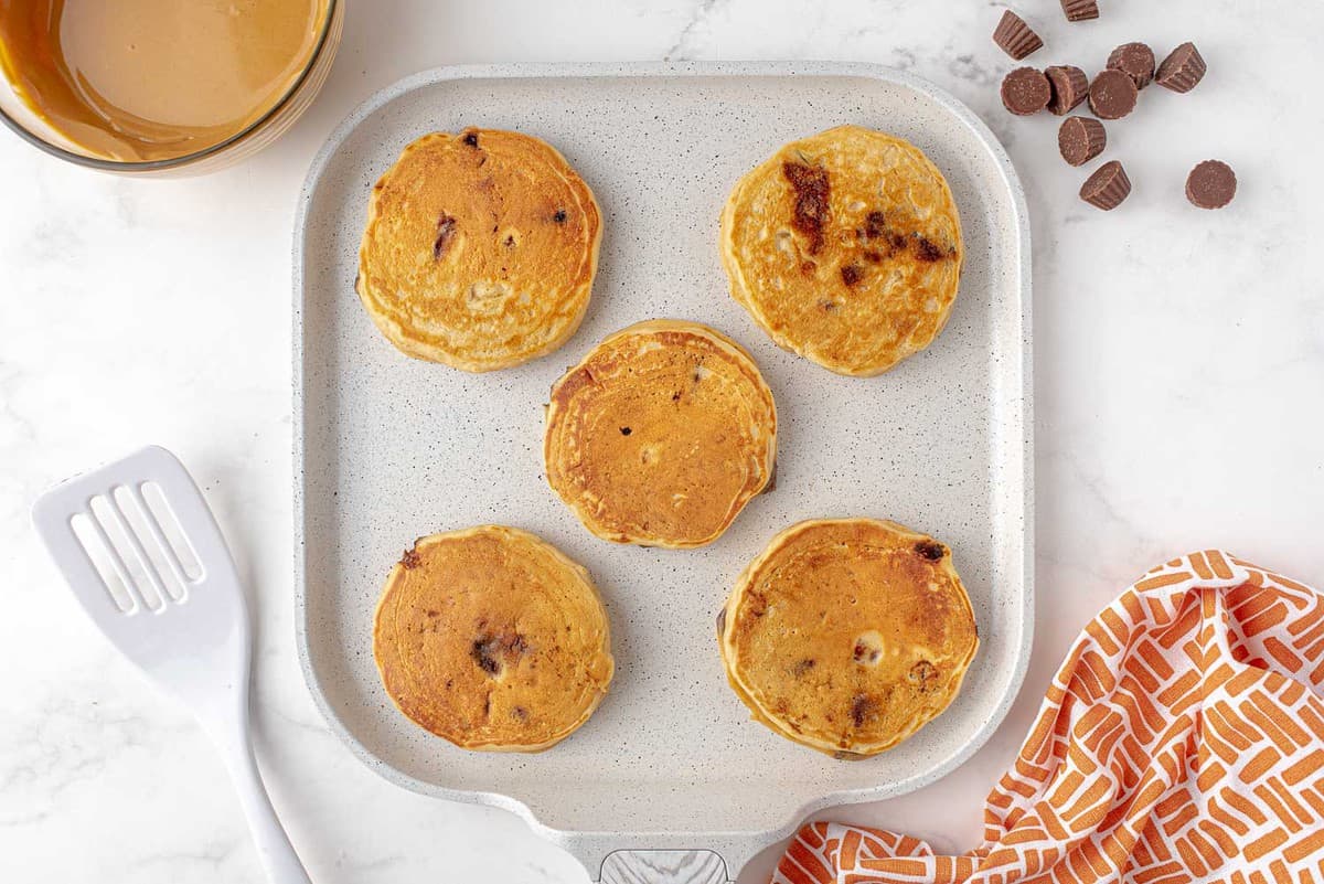 Pancakes sur la poêle.
