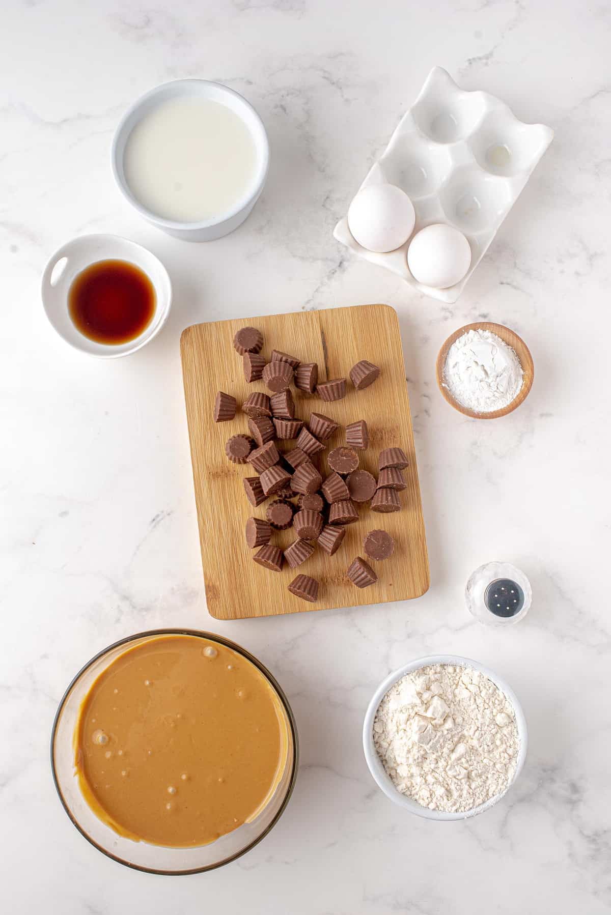 Ingrédients nécessaires pour la recette, y compris des mini cups de beurre de cacahuète.