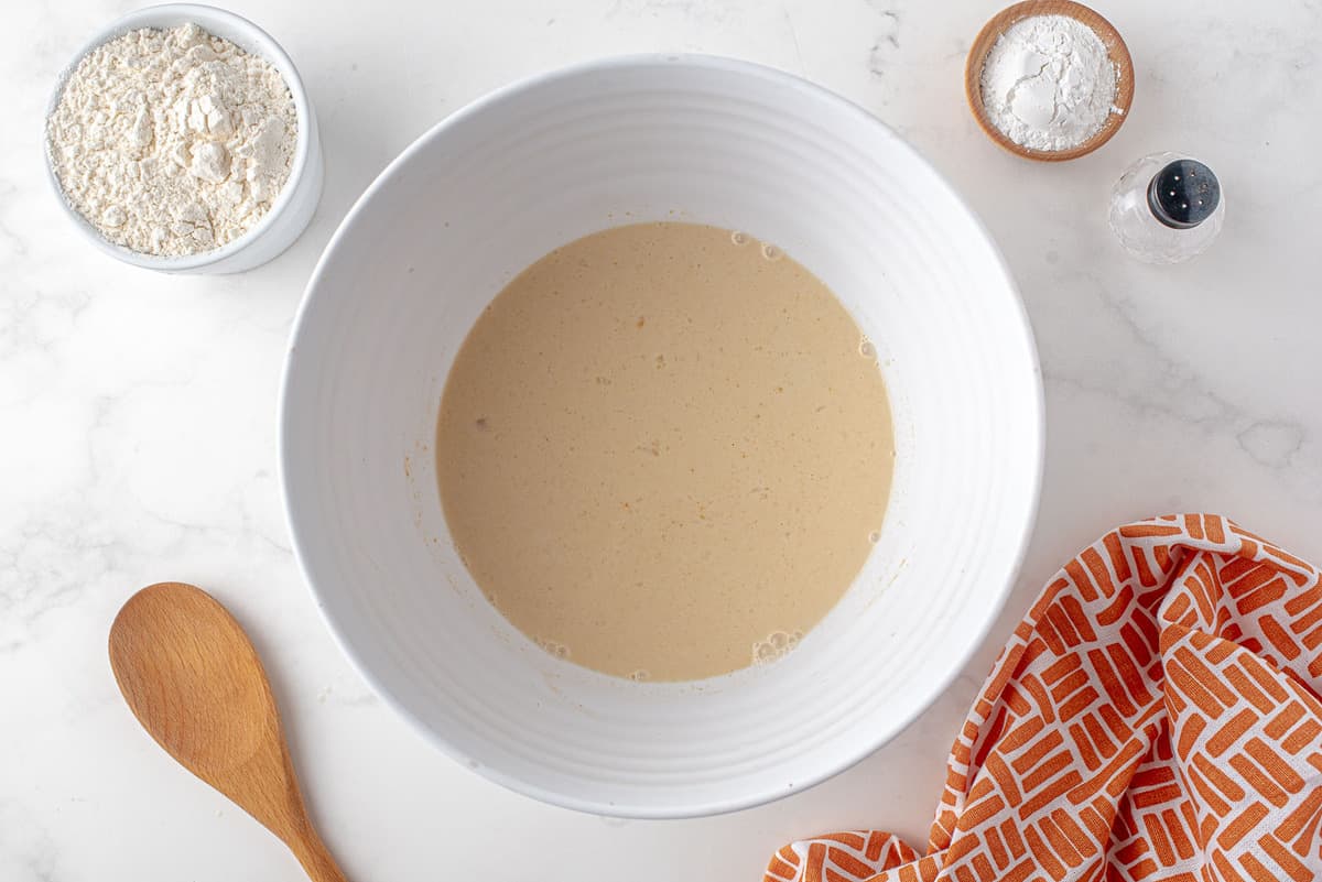 Lait et vanille ajoutés à la pâte.