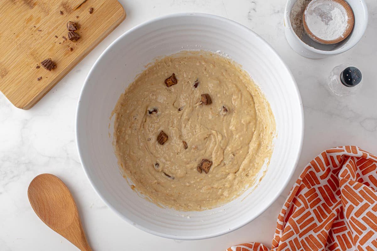 Pâte avec des cups de beurre de cacahuète ajoutés.