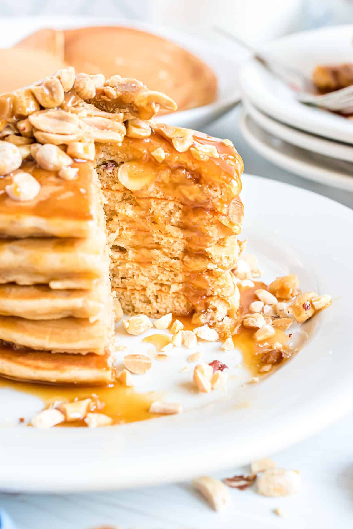 Pile de pancakes dégoulinant de caramel.