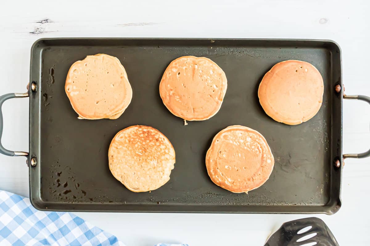 Pancakes sur une plaque chauffante.