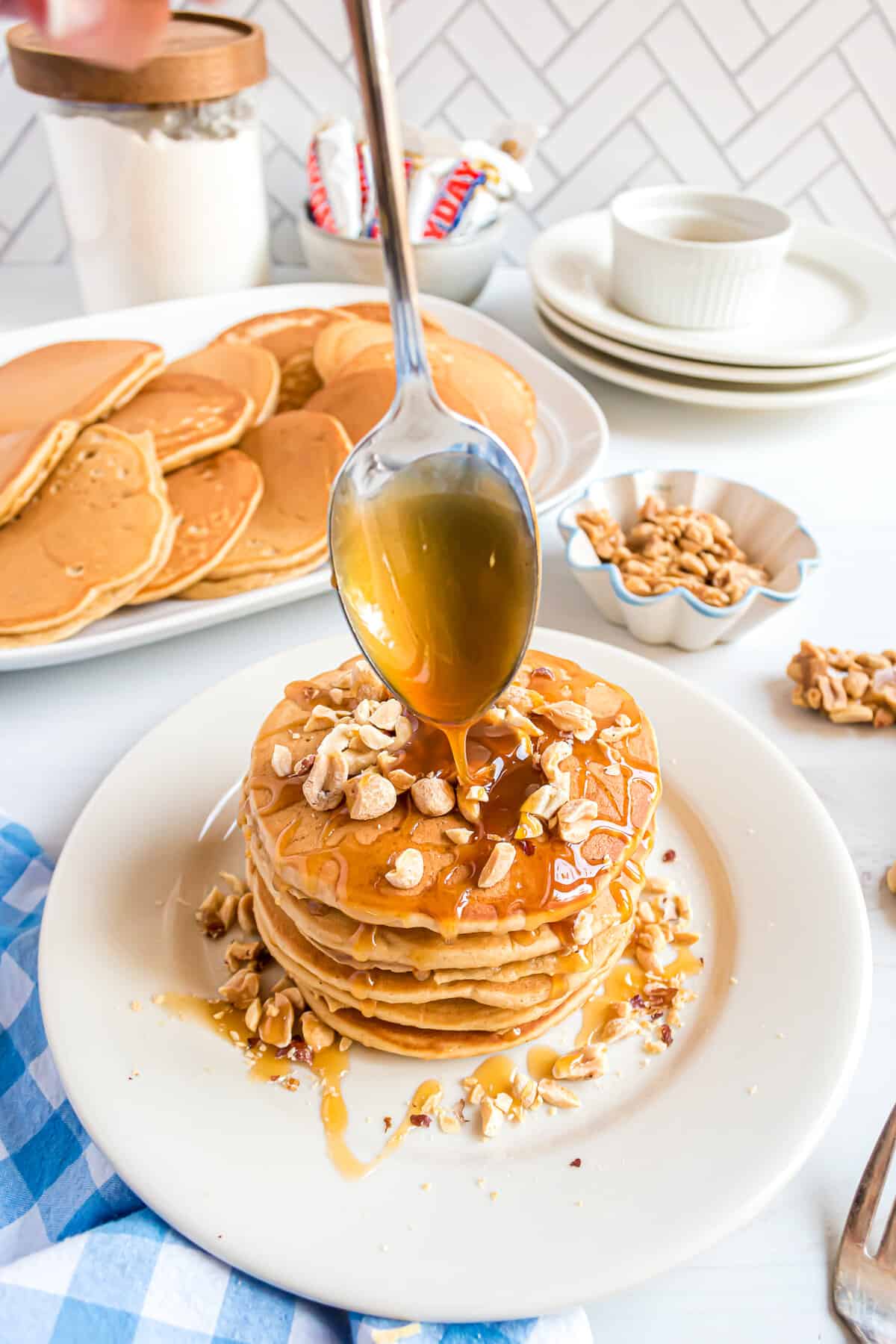 Ajout de caramel sur les pancakes.