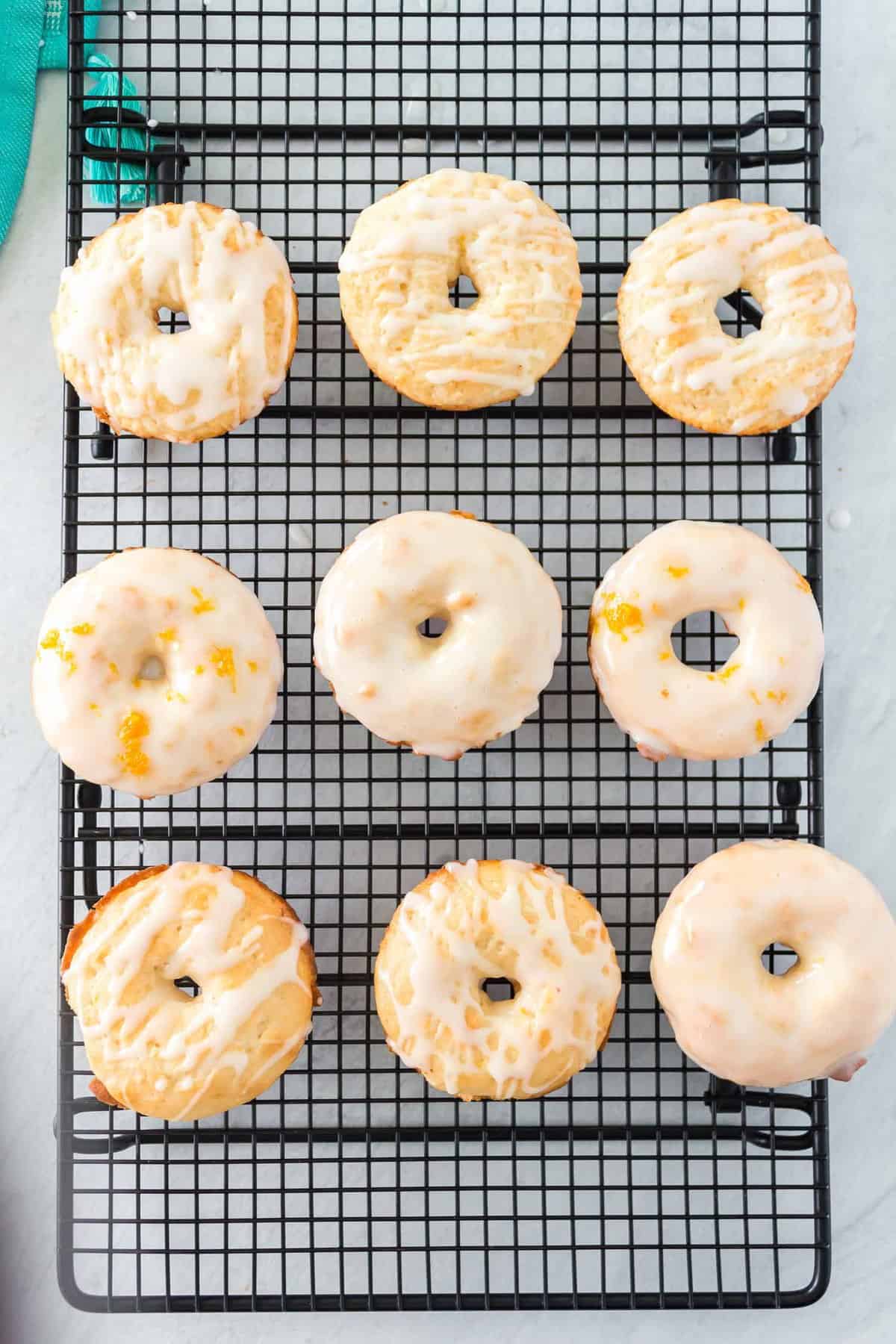 Donuts au citron glacés sur une grille de refroidissement.