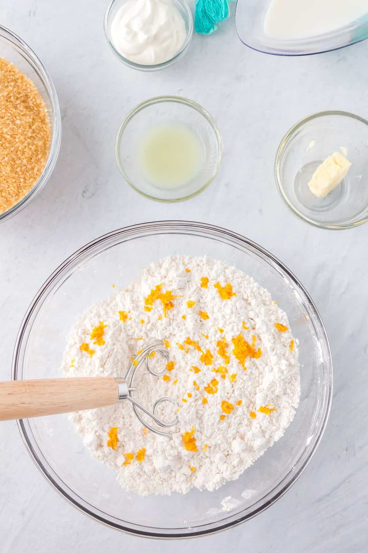 Ingrédients secs avec zest dans un bol de mélange.