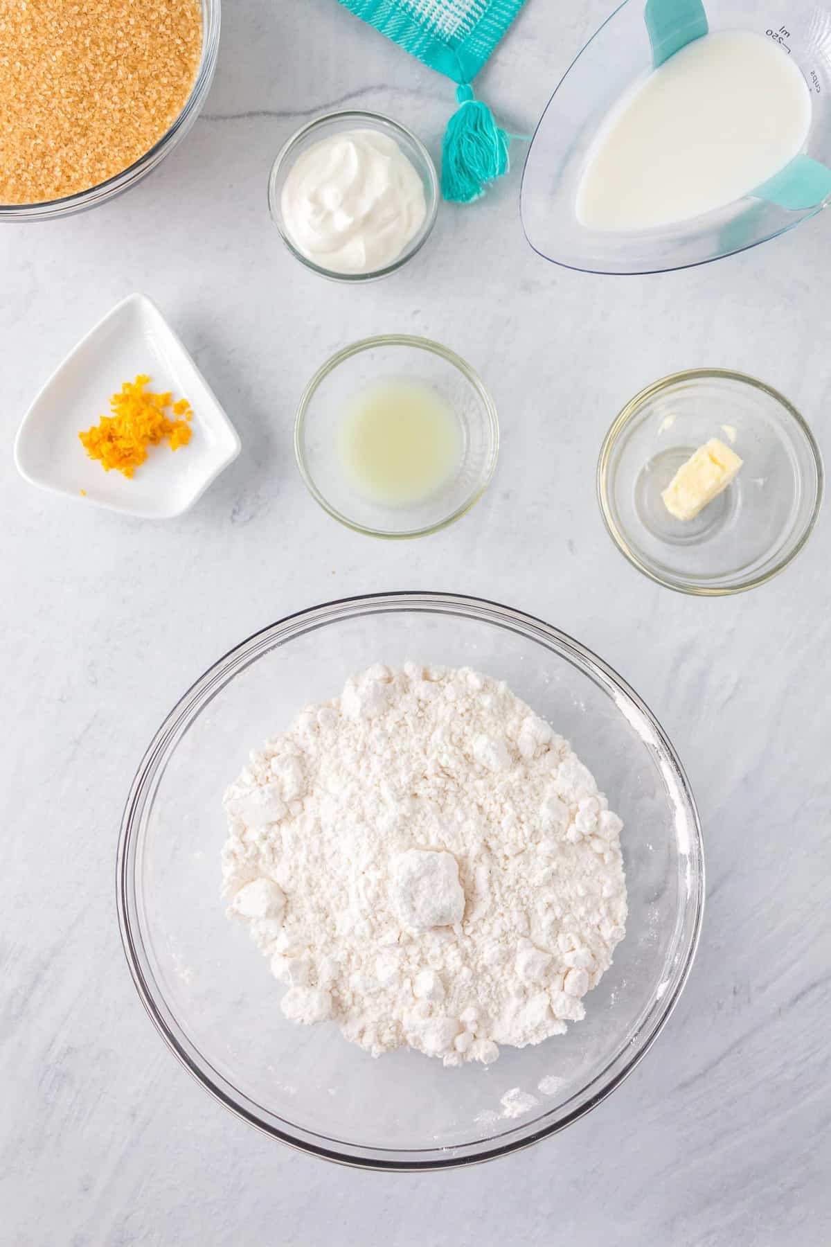 Vue de dessus des ingrédients nécessaires pour la recette.