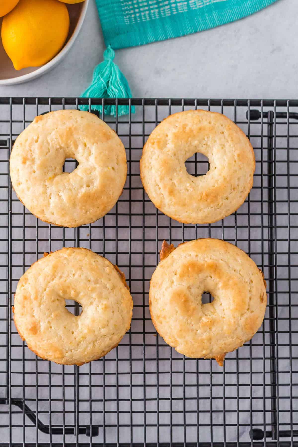 Donuts au citron sur une grille de refroidissement.