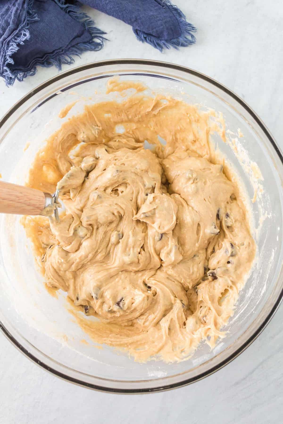Pâte à cookies dans un bol en verre transparent.