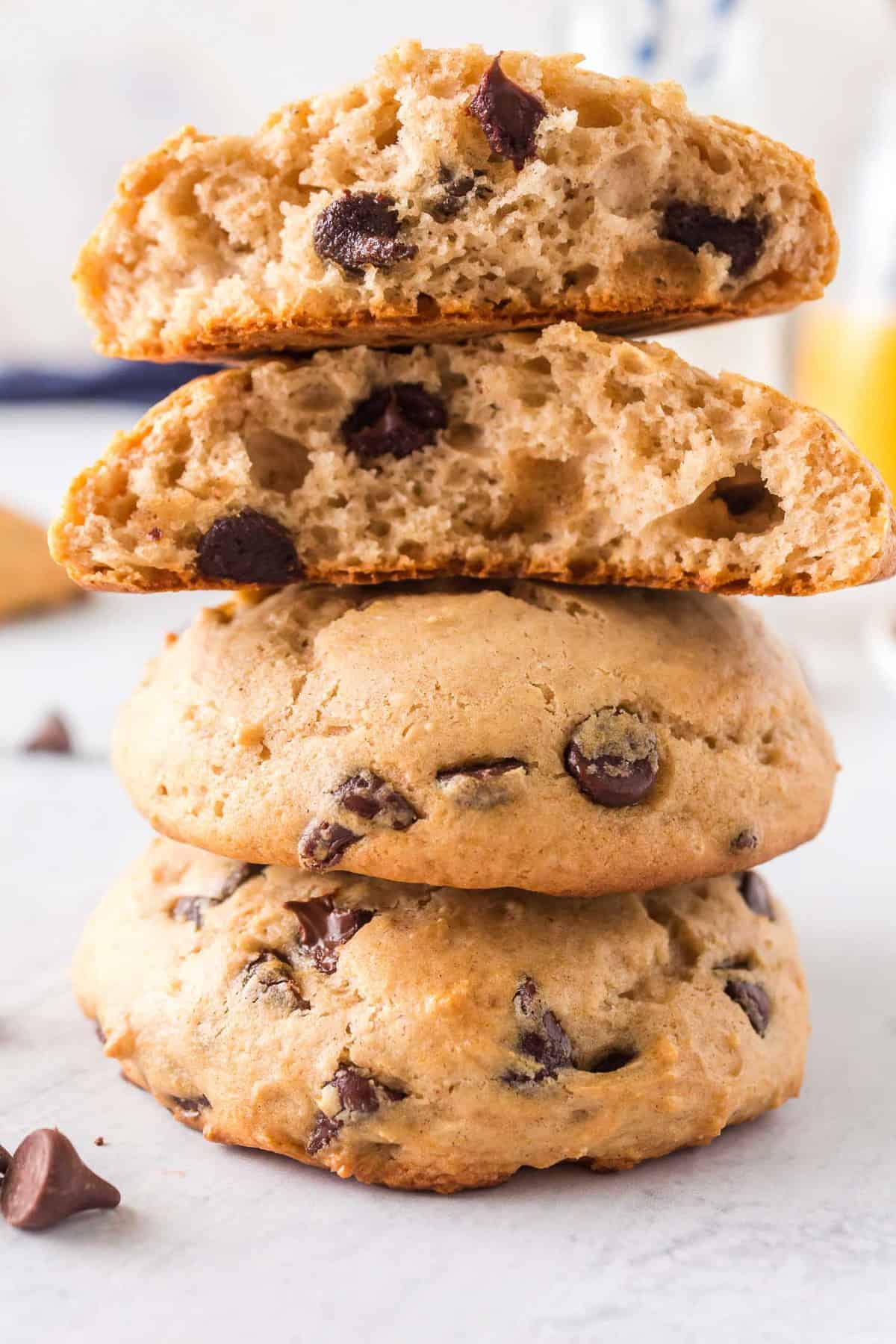 Empilement de cookies, l'un brisé en deux pour montrer la texture.