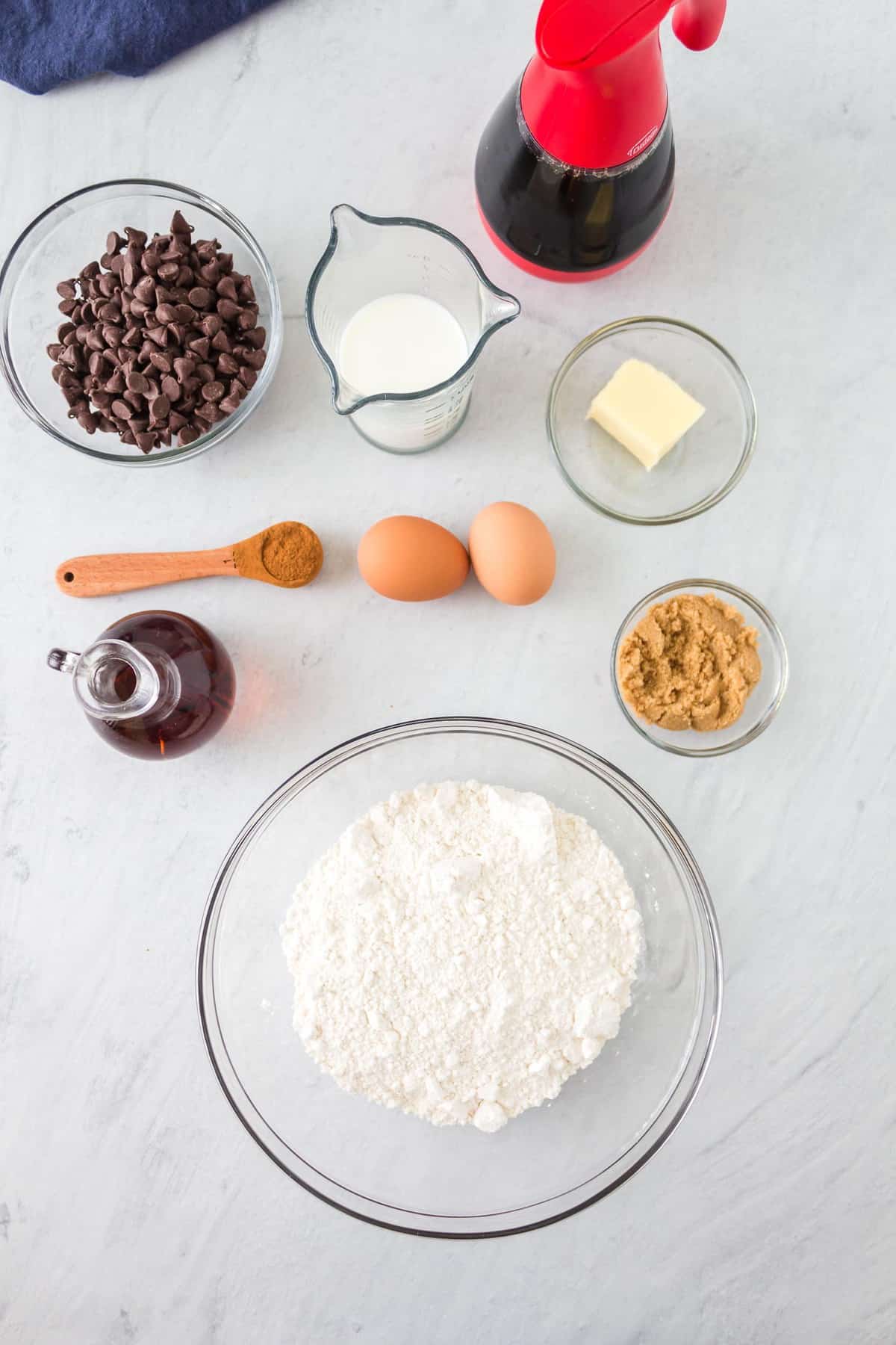 Vue de dessus des ingrédients nécessaires pour la recette.