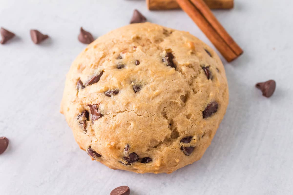 Image en gros plan d'un cookie à base de mélange pour pancakes avec des pépites de chocolat.