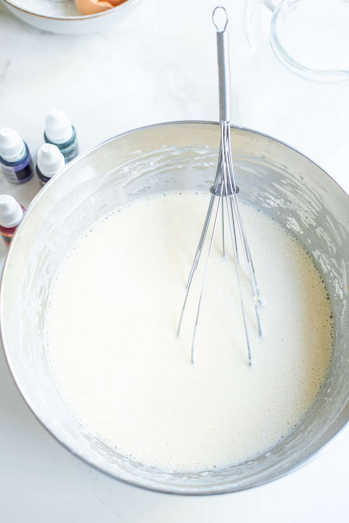 Pâte à pancake dans un bol avec un fouet.