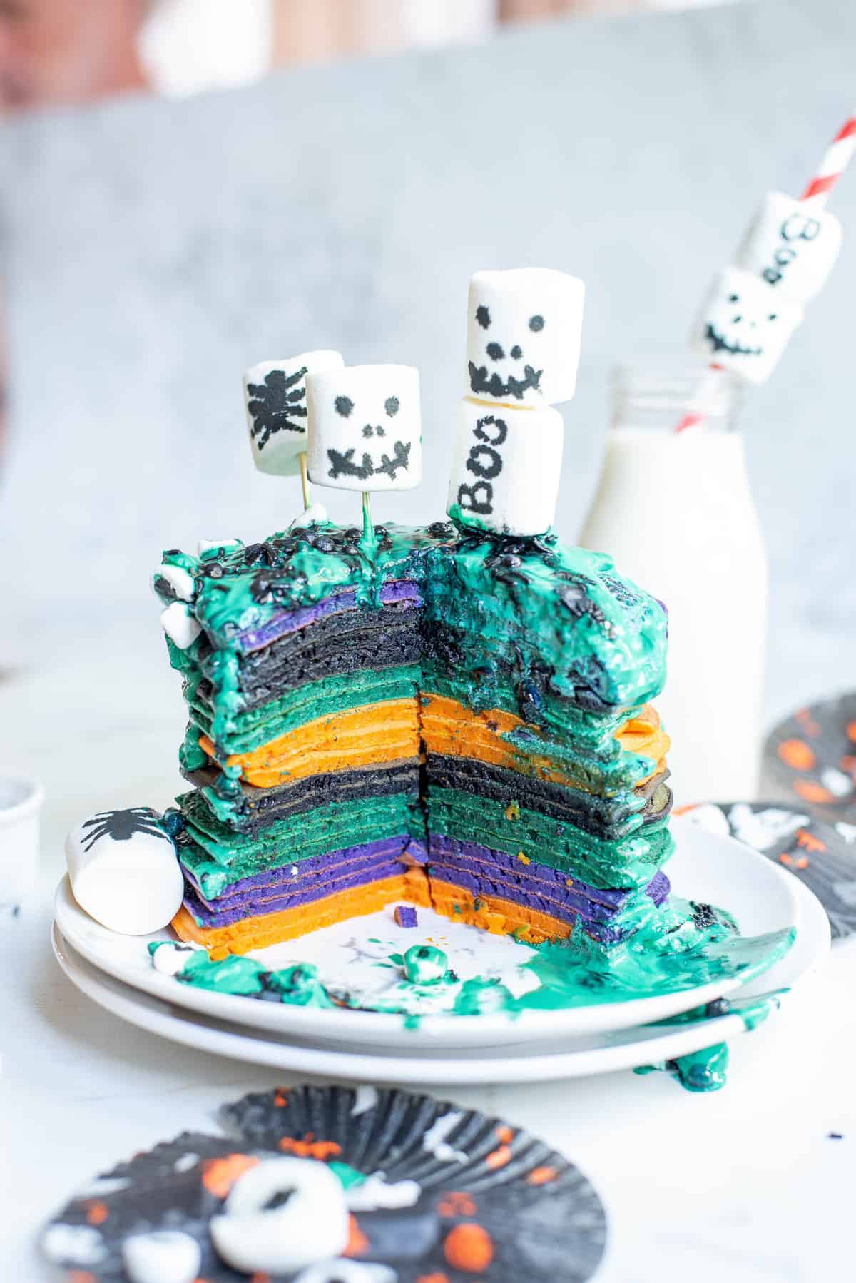 Pile de pancakes, coupée pour montrer des pancakes colorés.