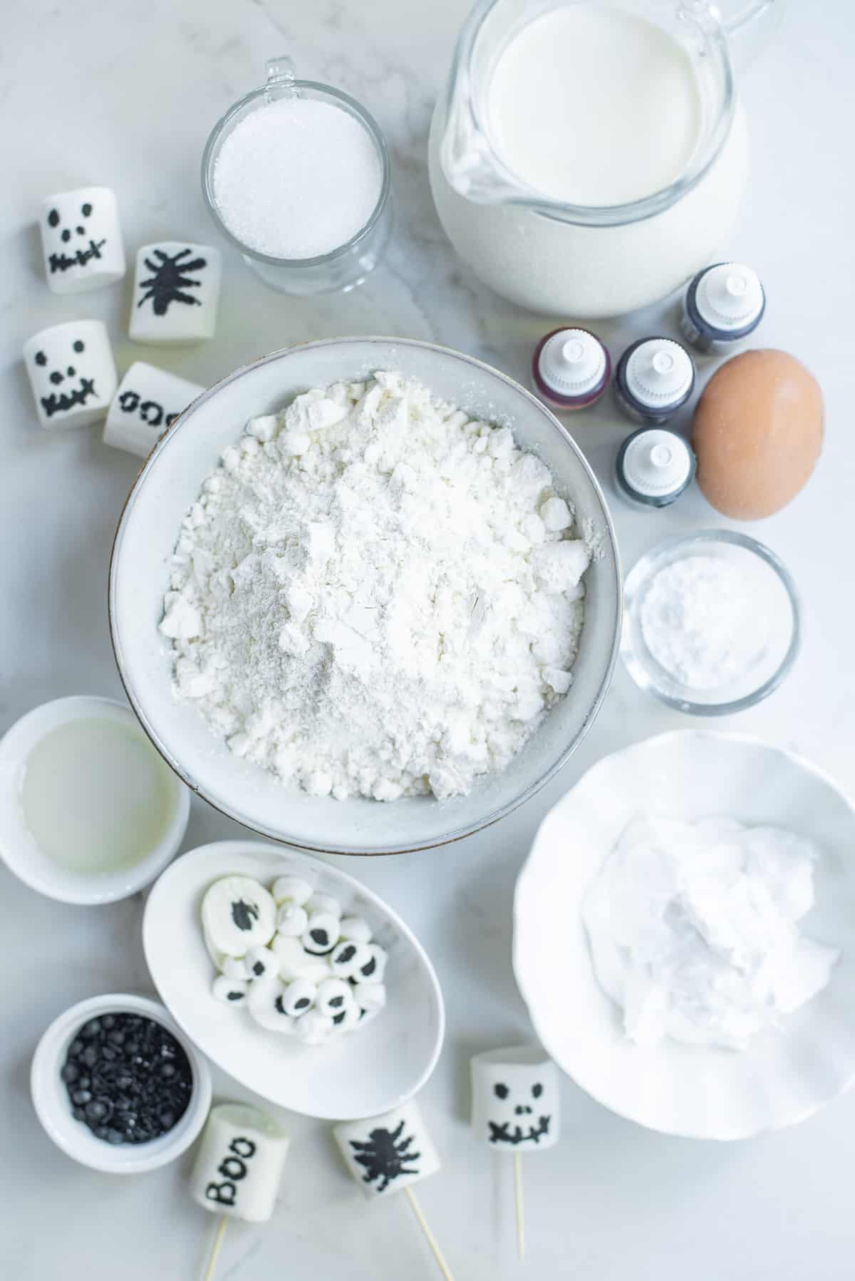 Vue aérienne des ingrédients nécessaires pour la recette.