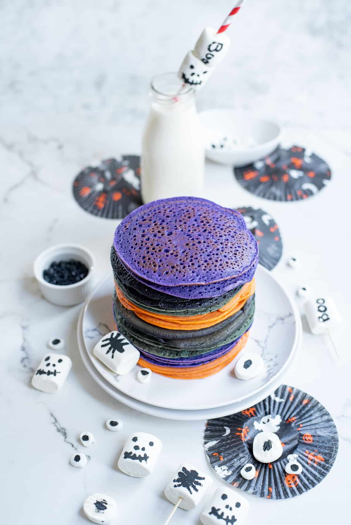Pancakes colorés sans garniture.