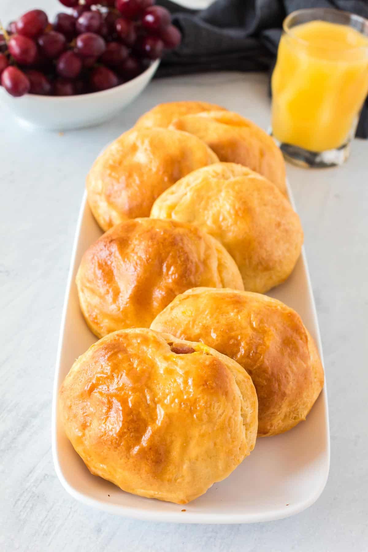 Biscuits fourrés sur un long plateau blanc.