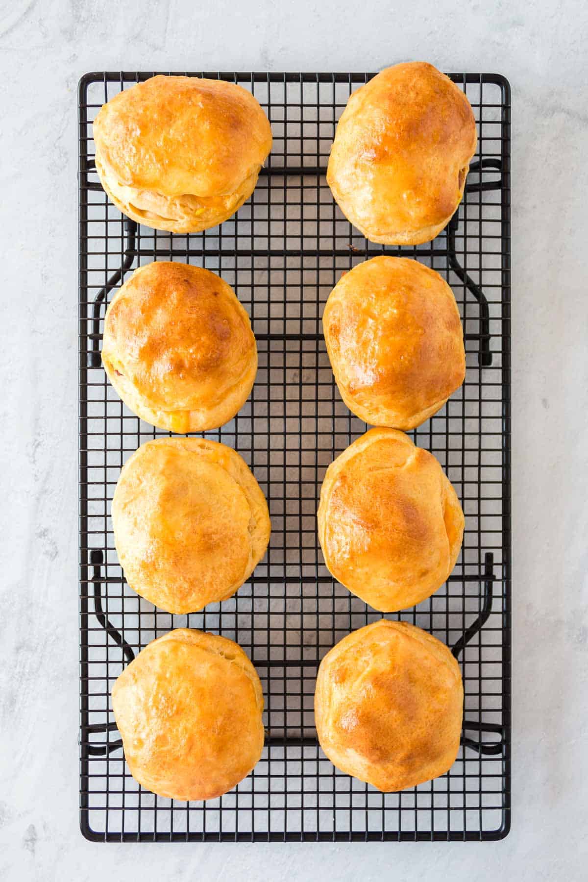 Biscuits cuits sur une grille de refroidissement.