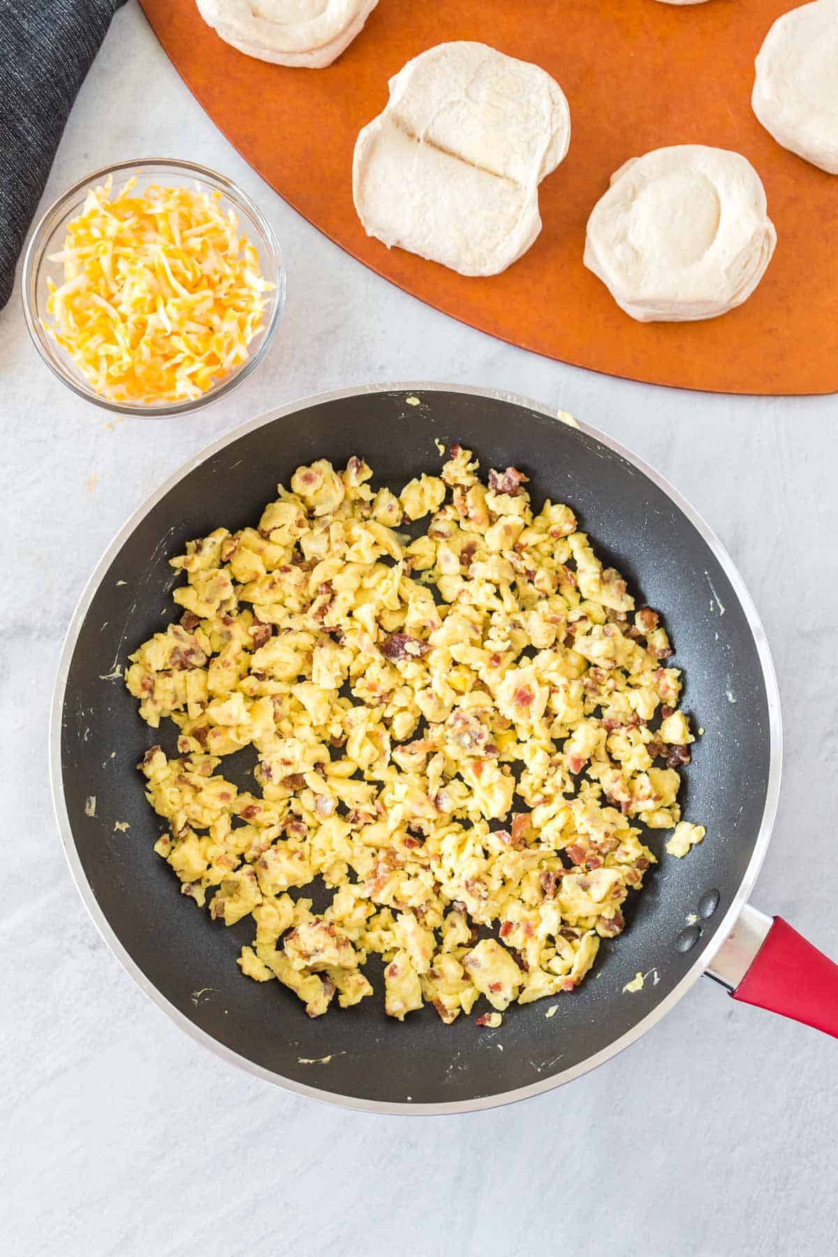 Œufs brouillés avec des morceaux de bacon.