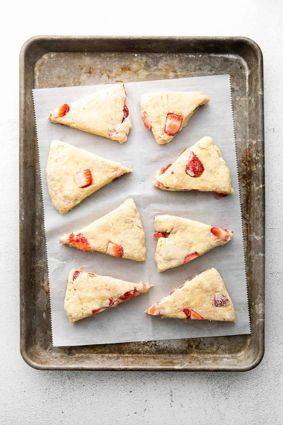 Scones non cuits sur la plaque de cuisson.