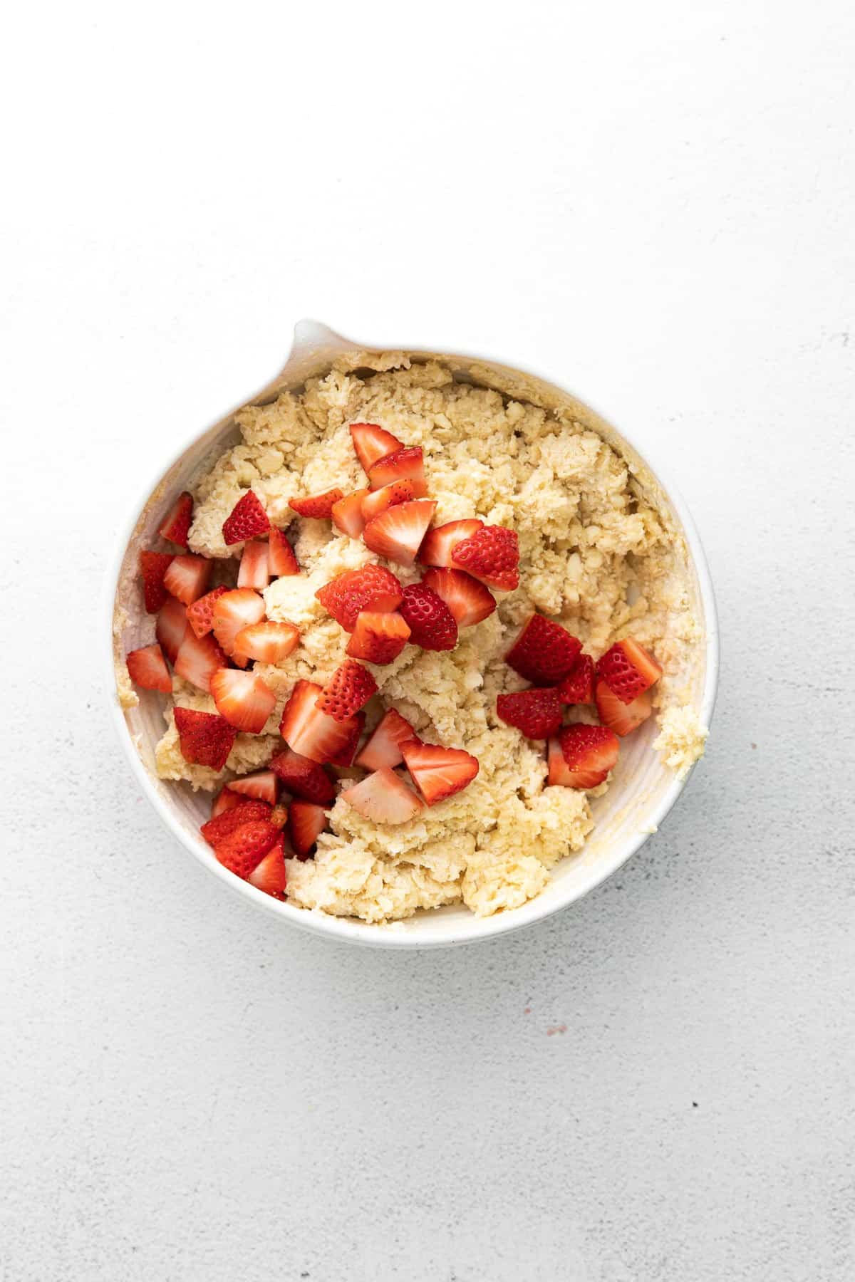 Fraises ajoutées à la pâte.