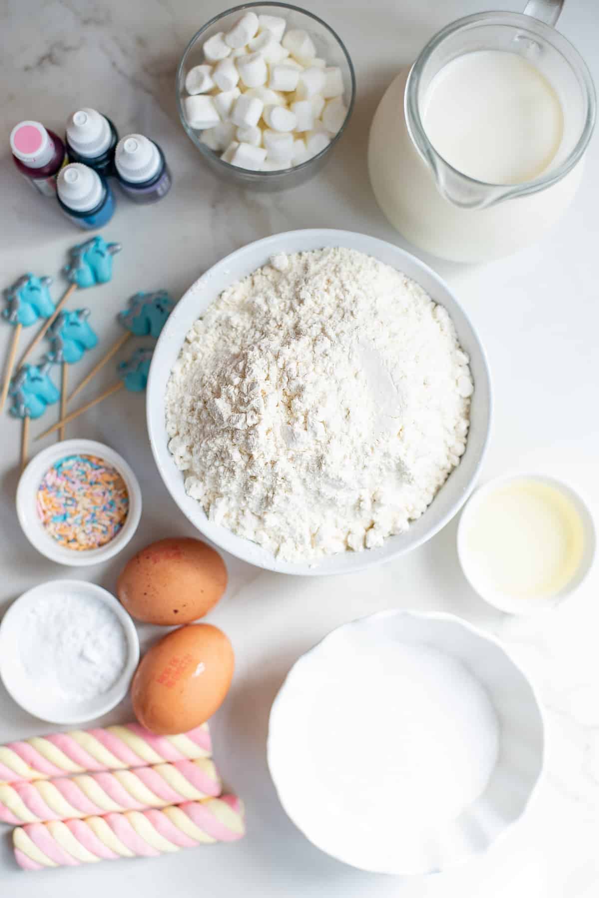 Ingrédients nécessaires, y compris colorant alimentaire et bonbons licornes.