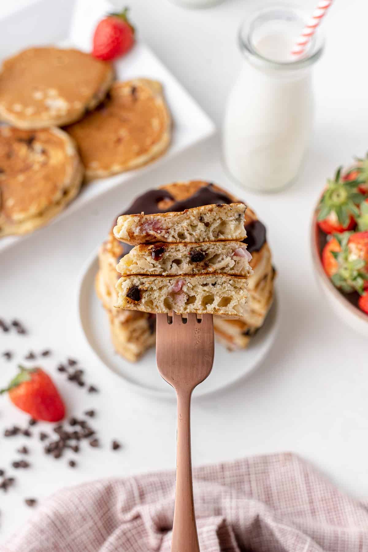 Pancakes coupés sur une fourchette.