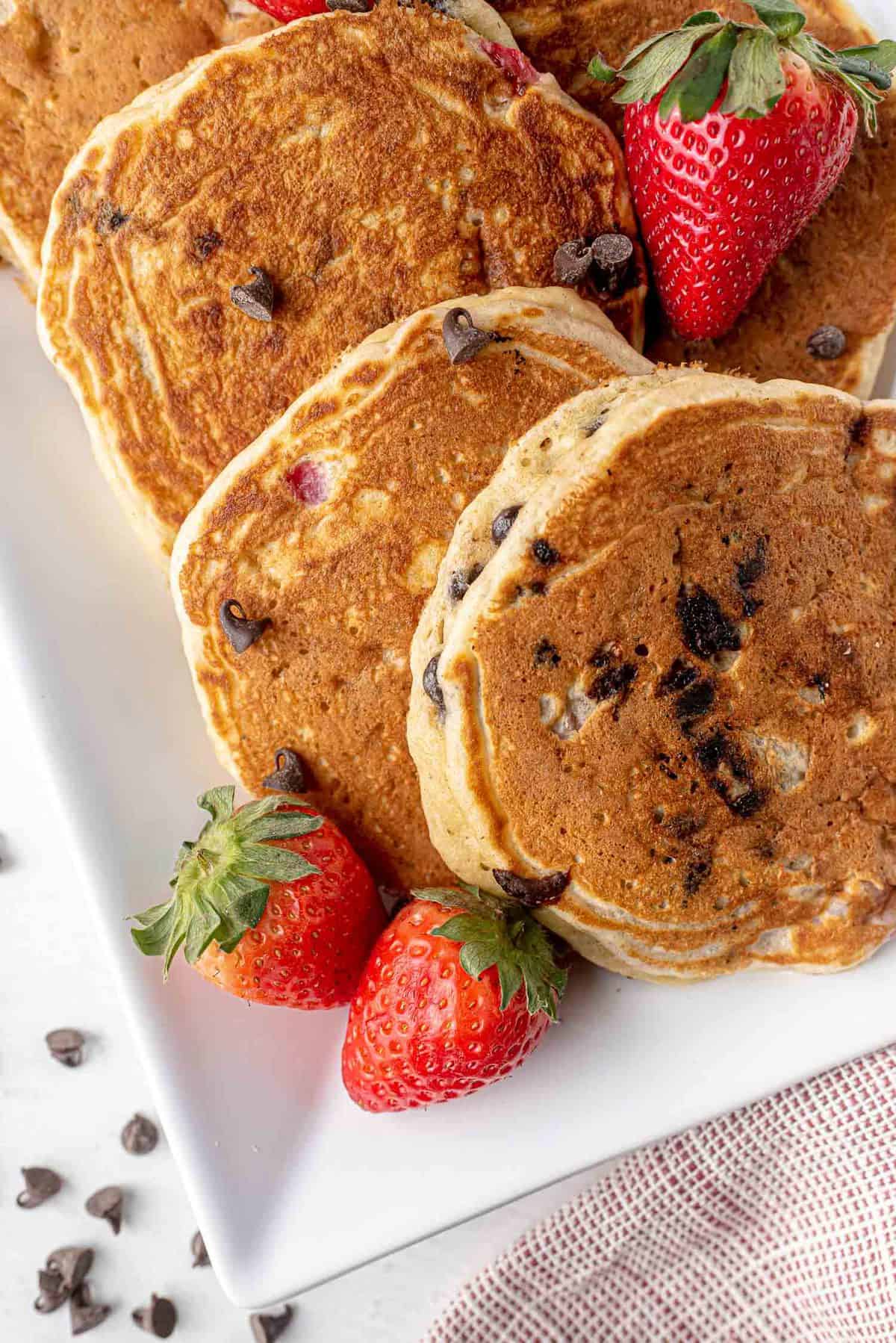 Gros plan sur des pancakes sur un plat.