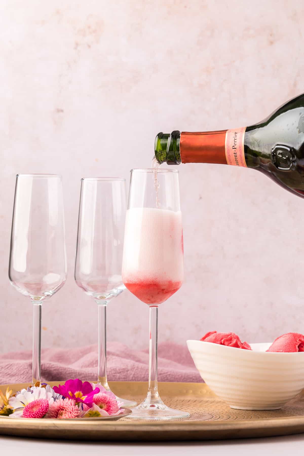 Champagne versé dans un verre avec du sorbet.