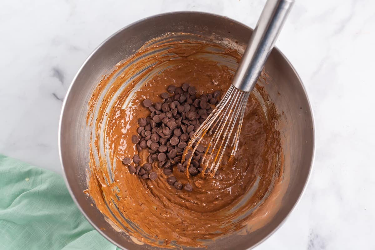 Pépites de chocolat sur une pâte à chocolat.