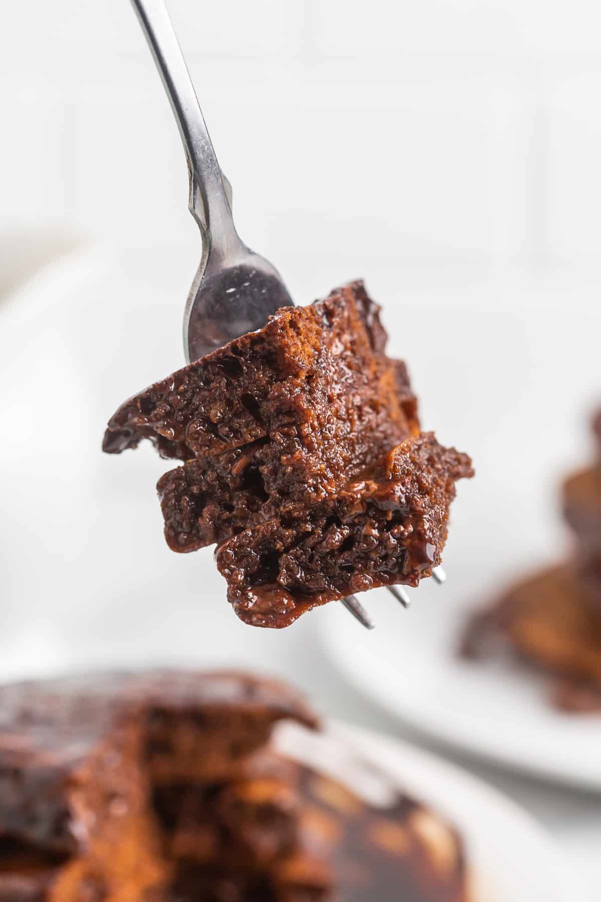 Trois morceaux de pancakes chocolatés sur une fourchette en argent.