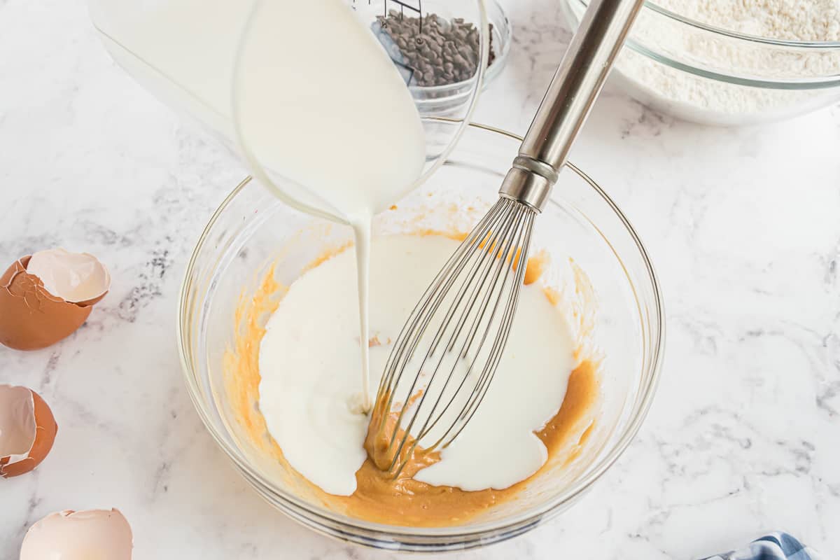 Lait ajouté au mélange de beurre de cacahuète.
