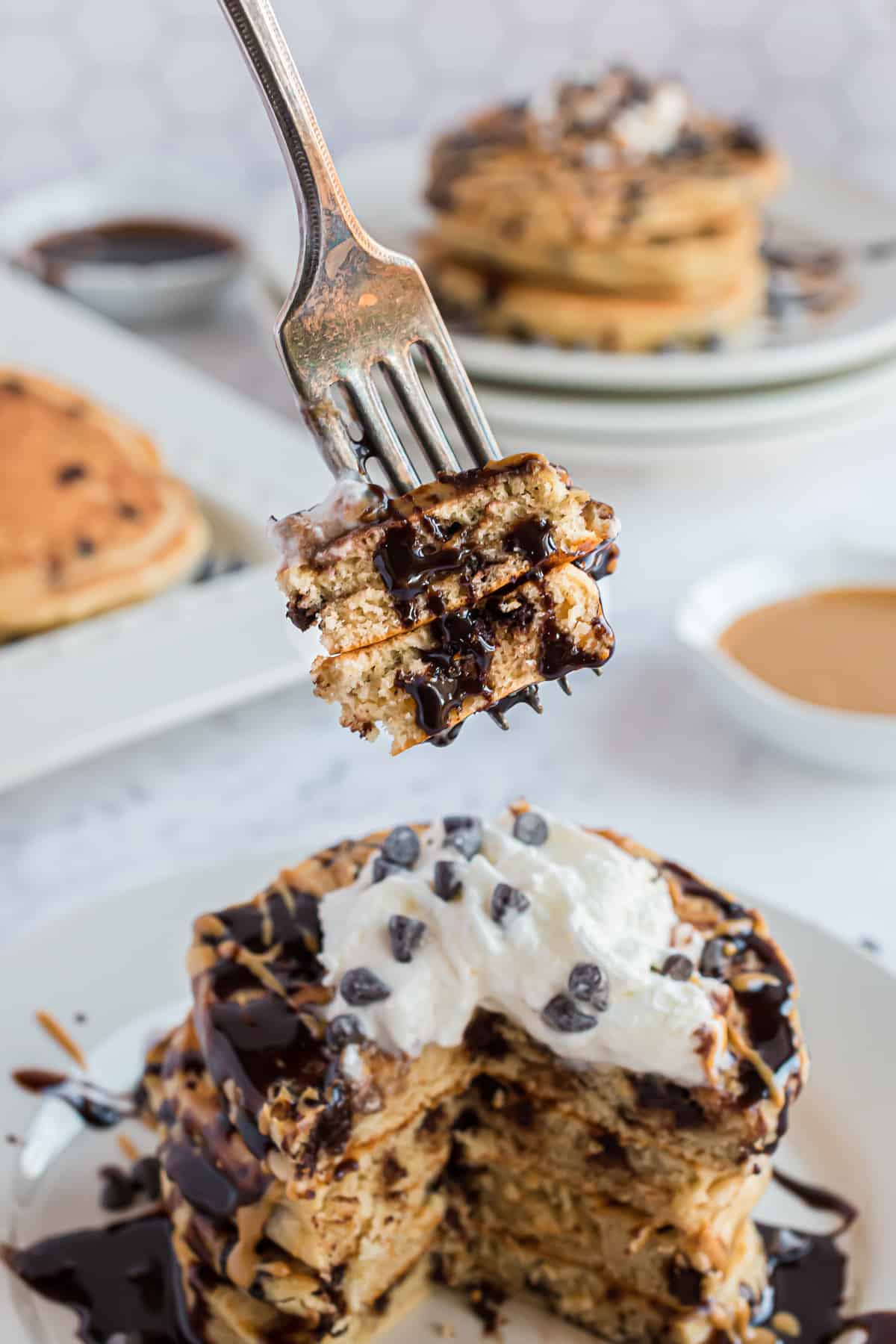Pancakes sur une fourchette.
