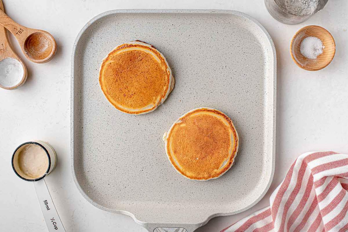 Pancakes cuits dans une poêle.