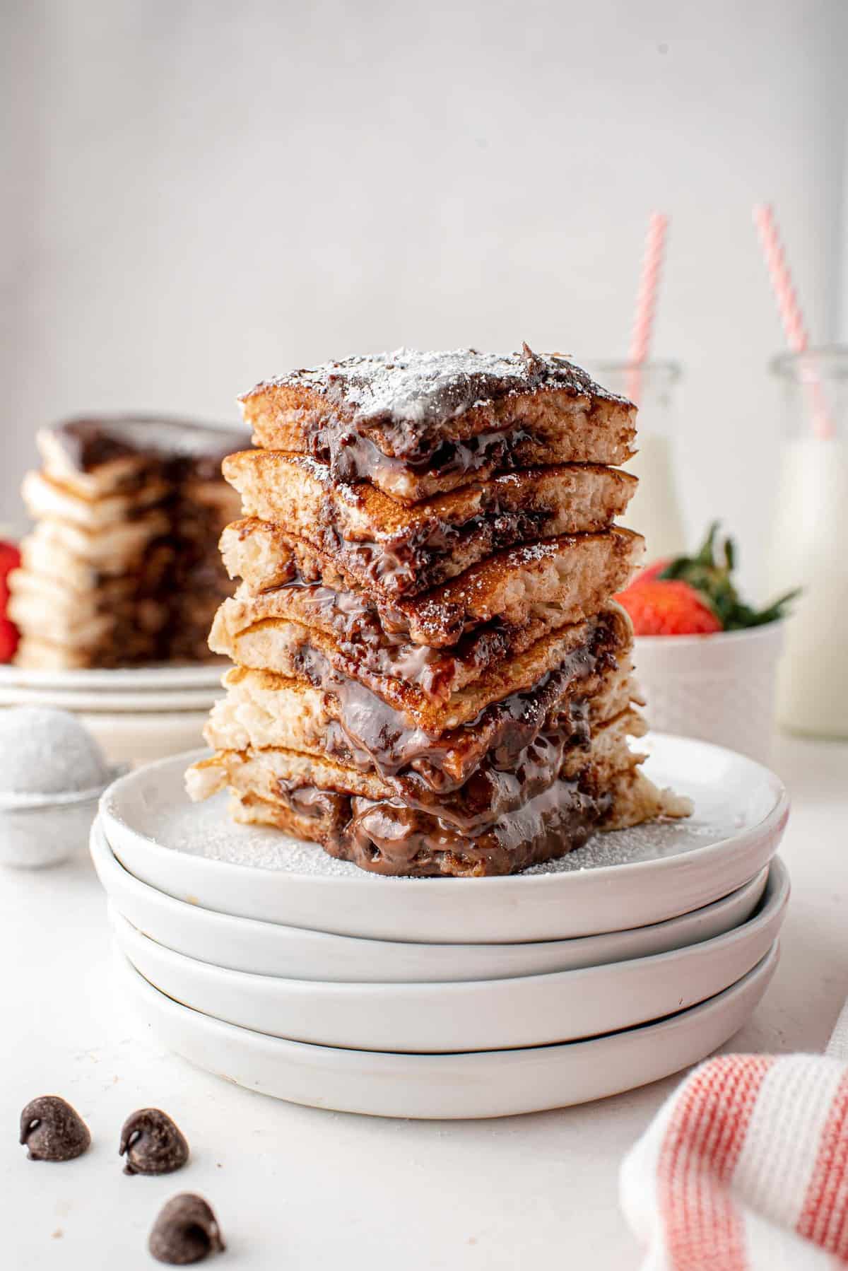 Une part d'une pile de pancakes au nutella.