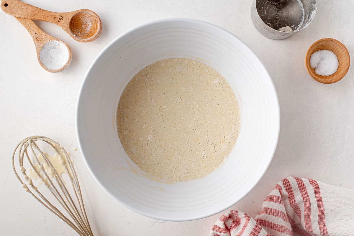 Pâte à pancake dans un bol.