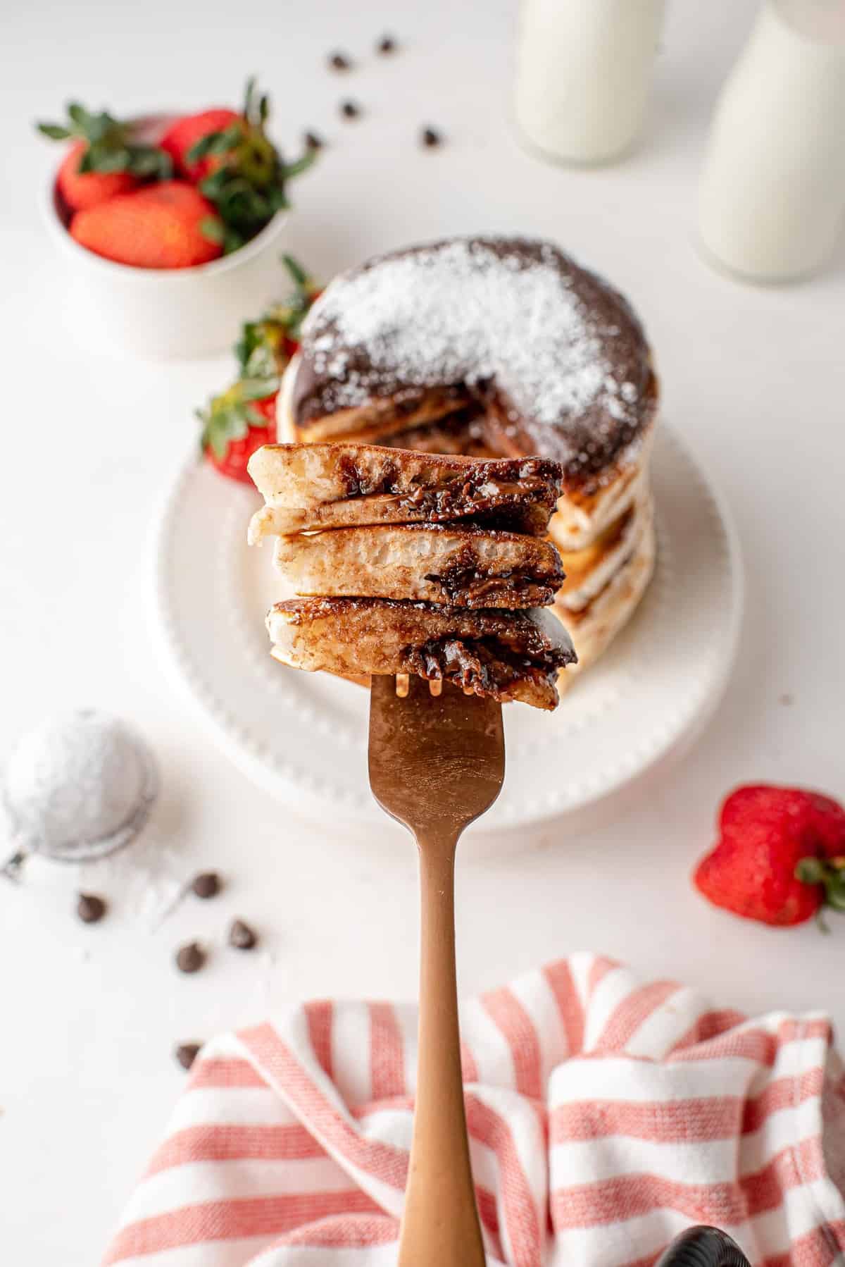Pancakes au Nutella sur une fourchette.