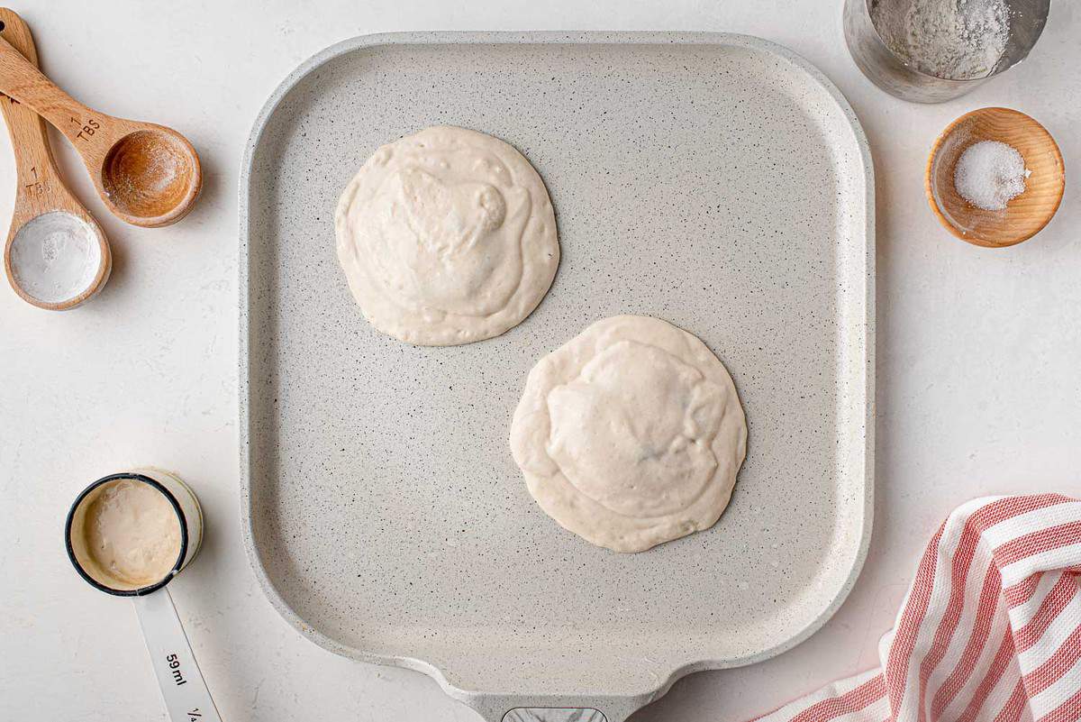 Pancakes non cuits dans une poêle.