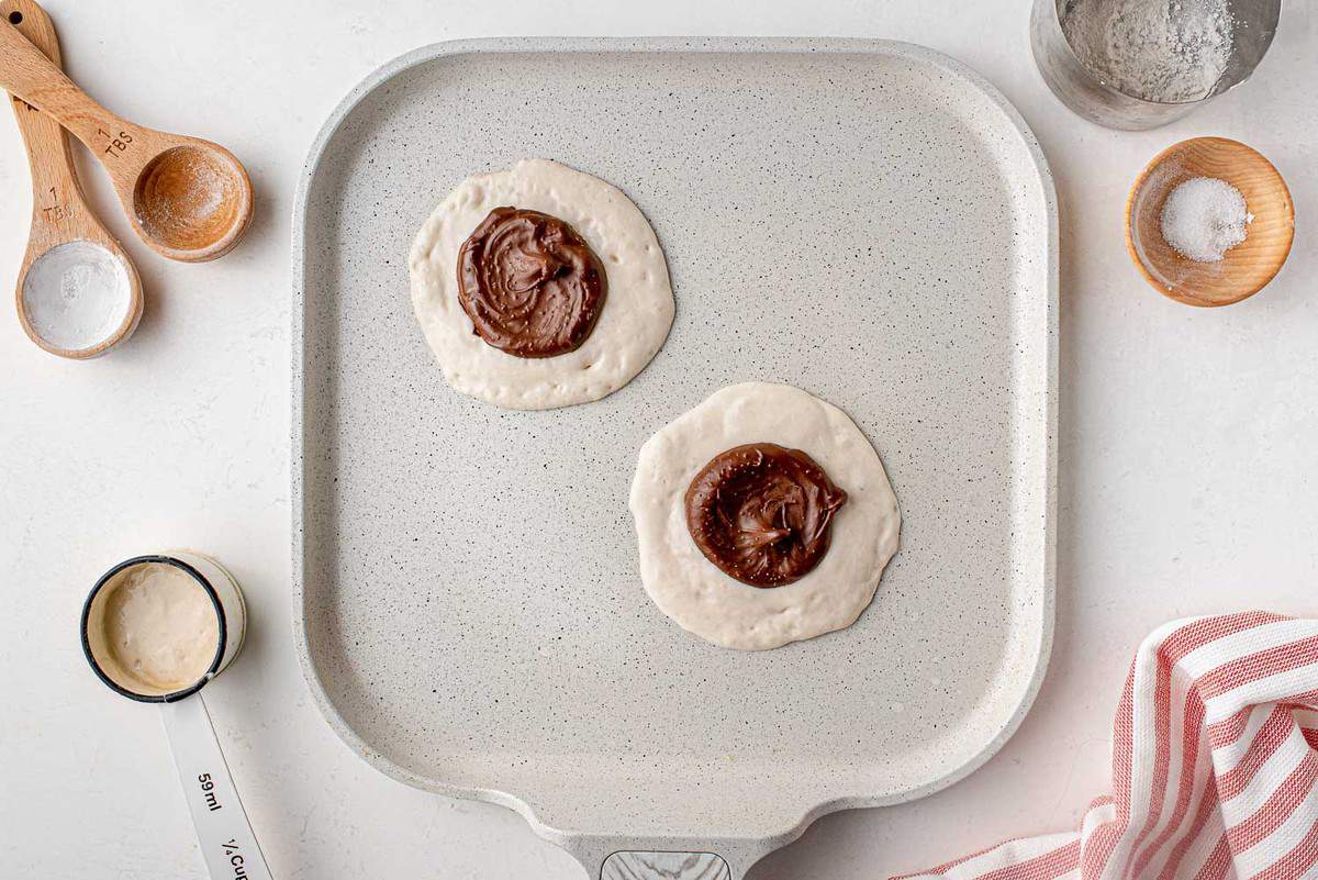 Disque de Nutella sur la pâte à pancake.