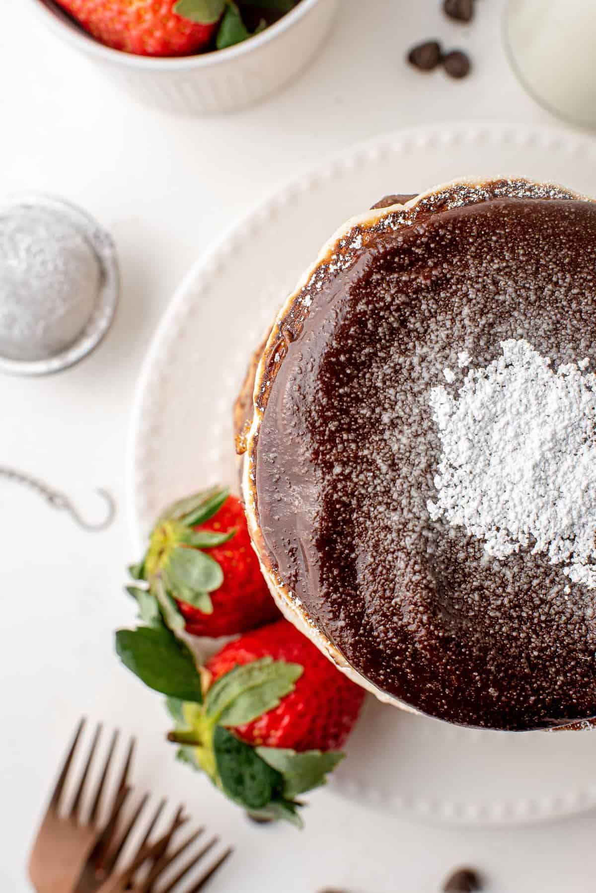 Vue aérienne de pancakes garnis de nutella.