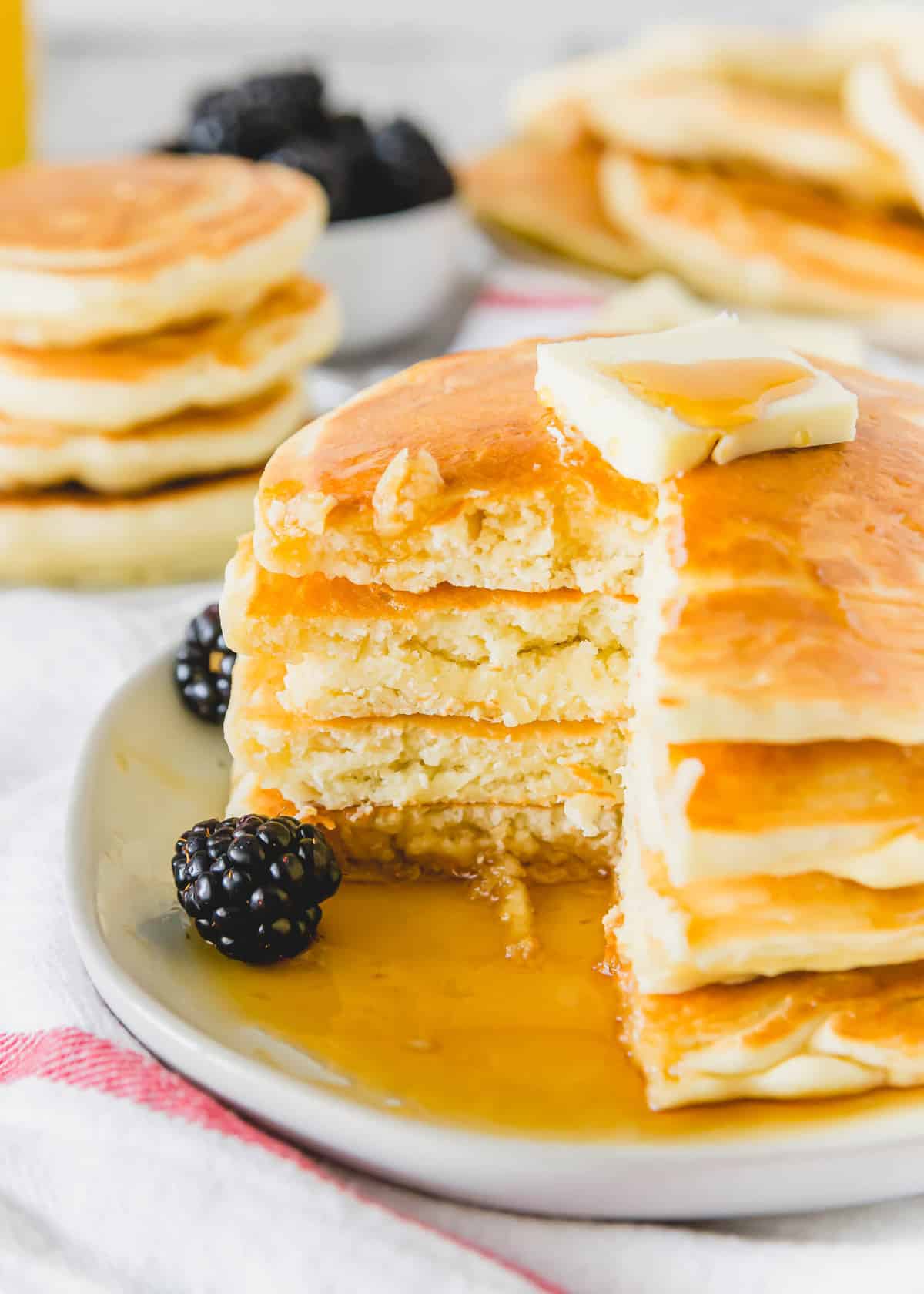 Pile de pancakes, coupée pour montrer la texture.