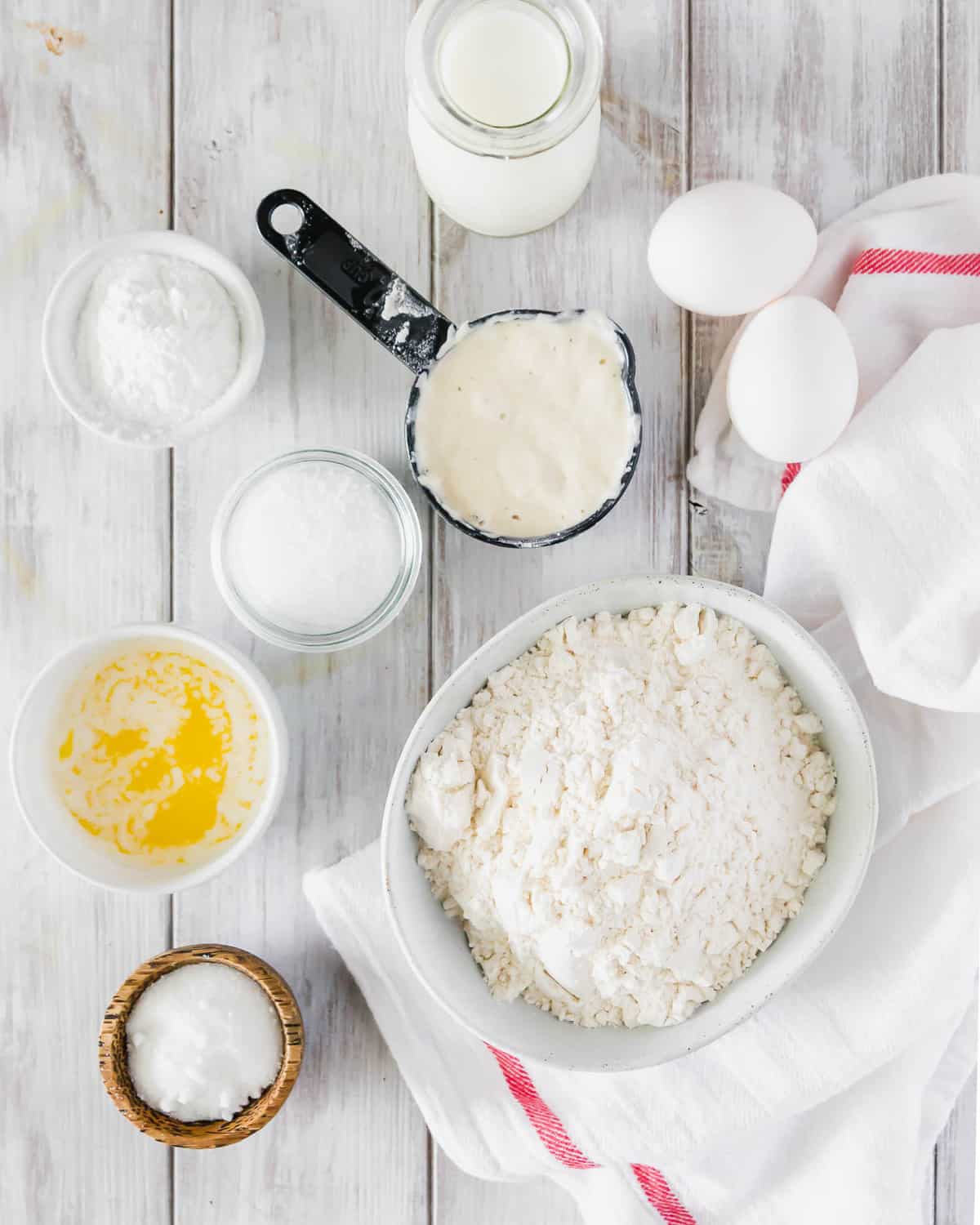 Vue d'ensemble des ingrédients : levain, farine, beurre, sel, poudre à lever, et plus.